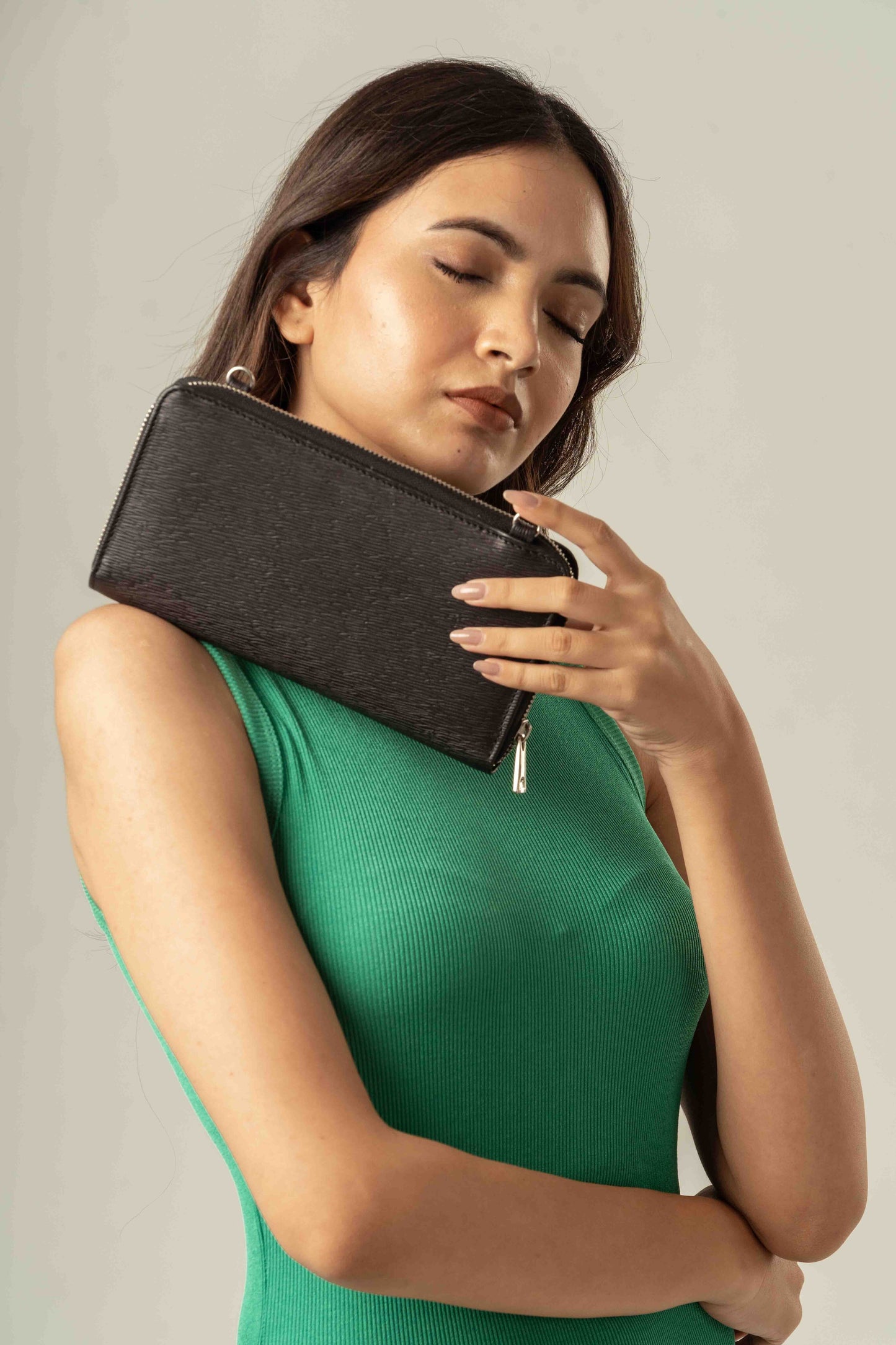 Alai- Detachable Clutch in Cool Charcoal