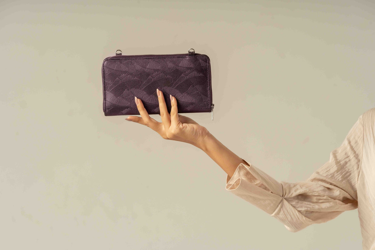 Alai- Detachable Clutch in Metallic Purple